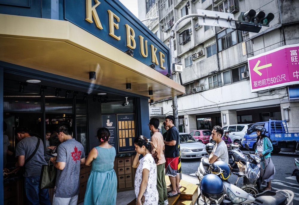 可不可熟成紅茶店舖是米白、藍色相間的英式風格。