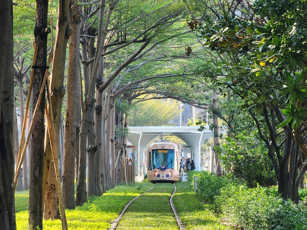 列車上可見高雄捷運人氣超高的「蜜柑站長」!