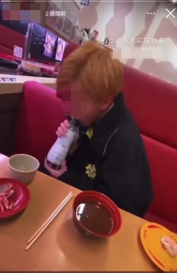 一位17歲男高中生就喺壽司郎舔豉油樽