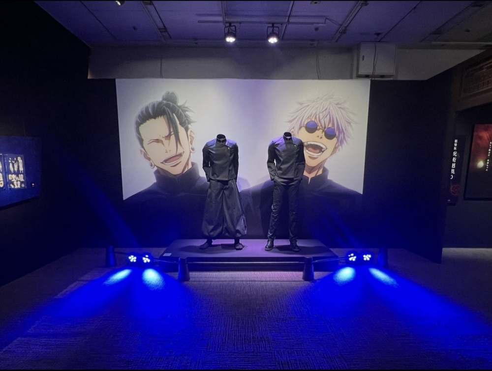 五條悟及夏油傑的高專制服搶先在展覽展出！