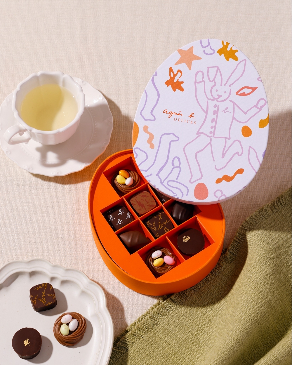 換上新裝的agnès b. DÉLICES復活節朱古力禮盒共有九粒造型精巧的Bonbon夾心朱古力！