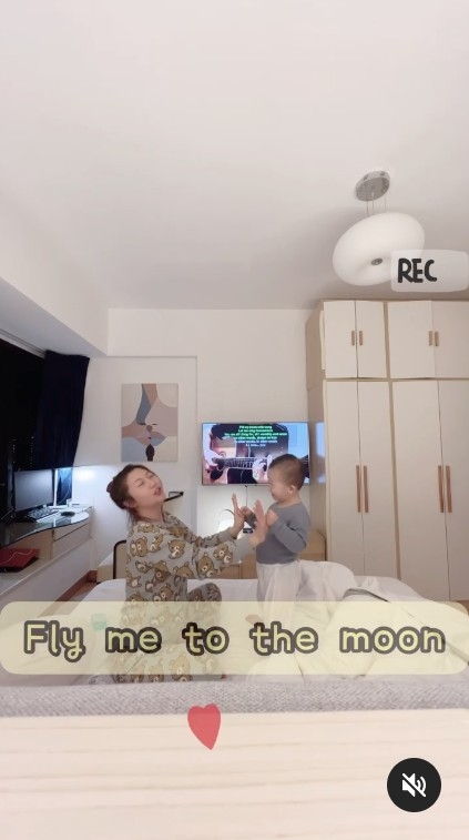 主人房陳設簡單,有一列大衣櫃