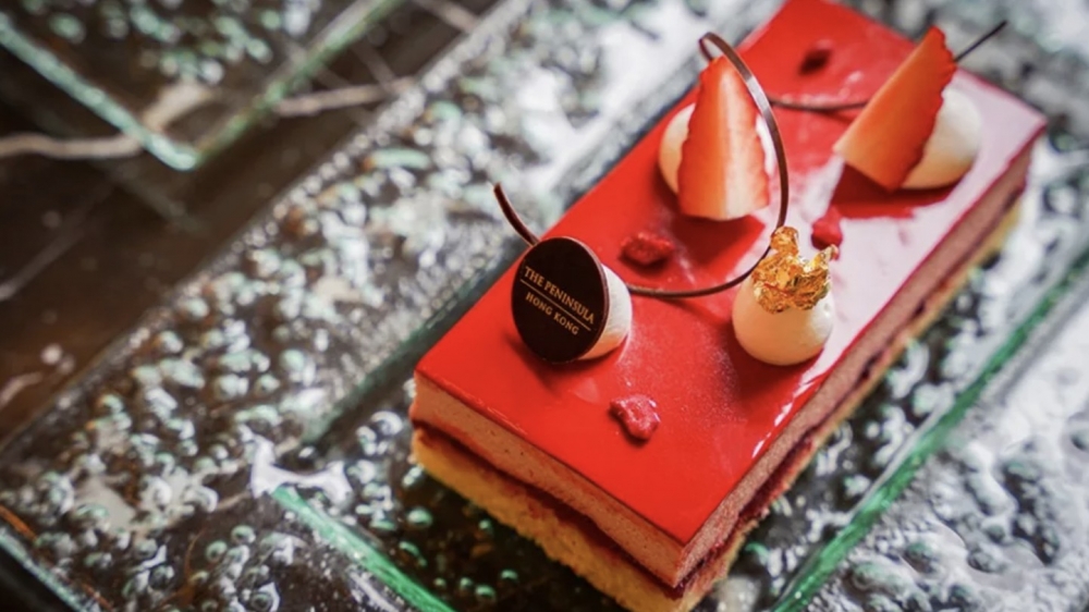 於生日正日惠顧大堂茶座晚餐兩位，即可獲贈生日蛋糕一個；惠顧大堂茶座晚餐四位或以上，可享一位免費及獲贈生日蛋糕一個。