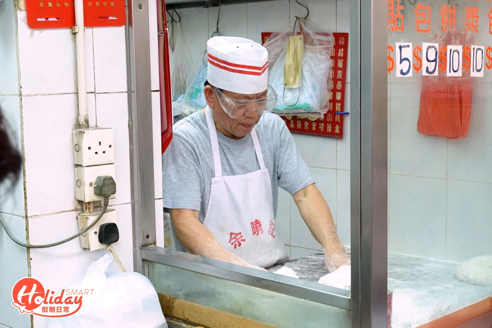 店中所有包點都是由余伯伯親自製作，由製作麵團至餡料都是一手包辦，40多年做包點的經驗，揉麵團時相當有功架