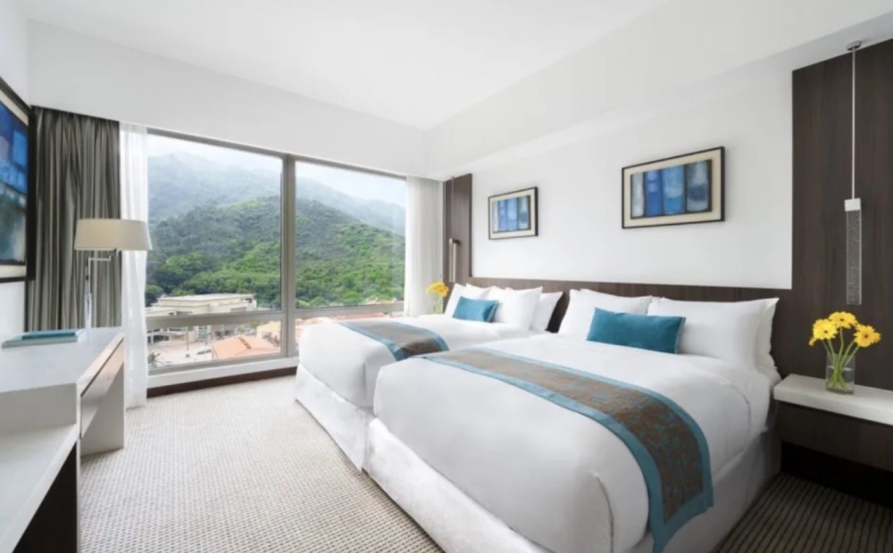 酒店推出「慶祝優惠」，只需$1,788起（須另收加一服務費）可入住山景客房一晚，享用雙人早餐、雙人自助晚餐，以及奉送精美甜點及法國氣泡酒一支 (於Café bord de Mer & Lounge 享用)。