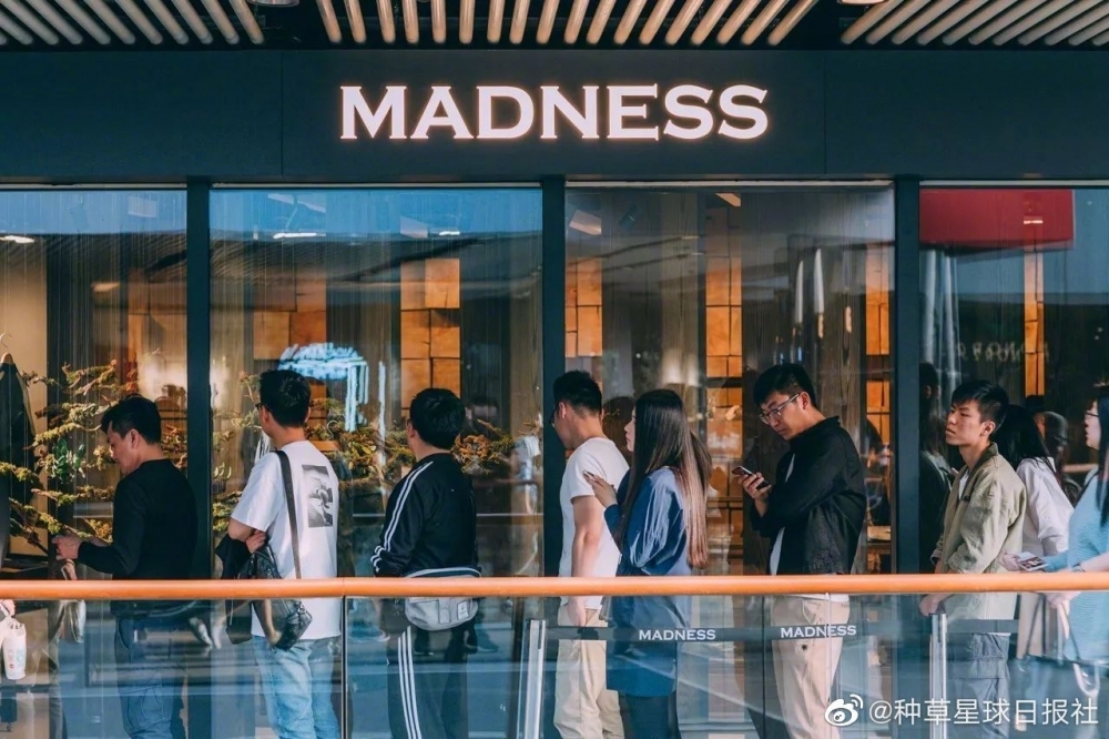 余文樂成立嘅潮牌「MADNESS」實體店執笠