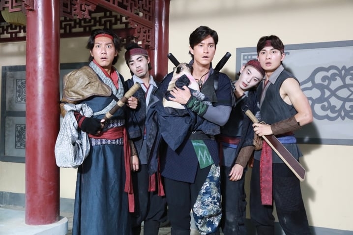 周嘉洛係幾位小生中資源最好嘅一位，唔止擔正做男主角，入行短短時間已獲得「最佳男配角」、「最受歡迎電視男角色」