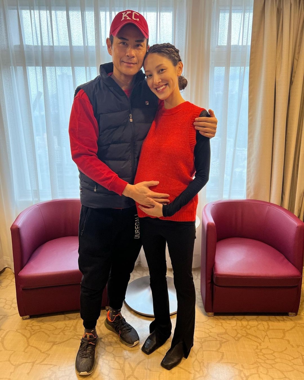 鄭嘉穎之前出席公開活動時被問到生咗3個太太會唔會「封肚」，佢表示：「順其自然」