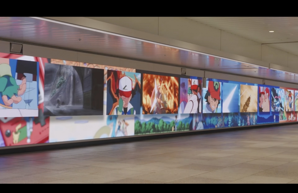 JR新宿車站東西邊自由通路的大型LED螢幕「新宿 Wall 456」播放關於小智的《寶可夢》動畫各個世代合輯，加上主題曲，超感動！