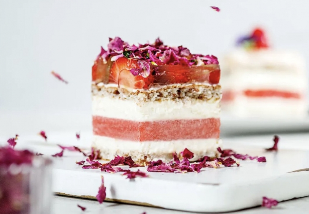 Delicake會員，金及銀級會員可於生日月收到特別餐飲及蛋糕優惠。金及銀級生日會員可享餐飲8折優惠。同時，只要作任何消費，銀級會員可享免費件裝蛋糕1件，金級會員可獲免費原個小型蛋糕1個（須於3天前預訂）。