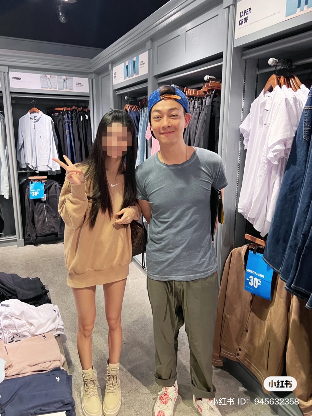 合照中梁競徽身穿短袖T裇、鬆身褲,加一頂Cap帽,打扮相當causal