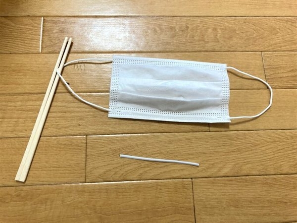 首先將口罩內嘅鐵線取出