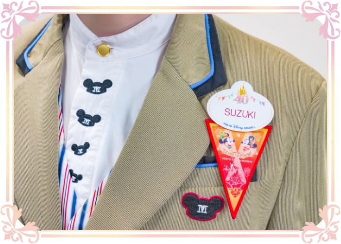 東京迪士尼為遊客們特別準備了旗幟貼紙，可向工作人員索取！