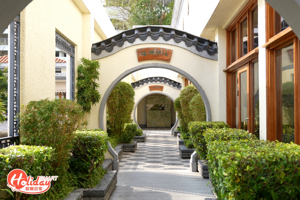 除了歐陸式的裝橫，商場也有比較為古色古香的地方。這條長廊位於商場1樓，帶有多個中式圓拱門，只要站在拱門中間，就好像環環相扣的景象。