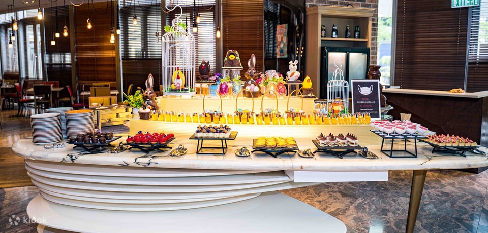 於生日月份惠顧的客人，於最少一日前預訂，可享生日甜品碟一客。於網上商店預付尚廚自助午餐星期一至五75折，星期六、日及公眾假期85折；自助晚餐星期一至四75折，星期五至日、公眾假期及前夕85折。