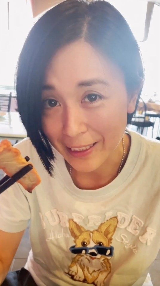 唐寧更夾起碗入面嘅叉燒:「食雲吞麵竟然有叉燒。」