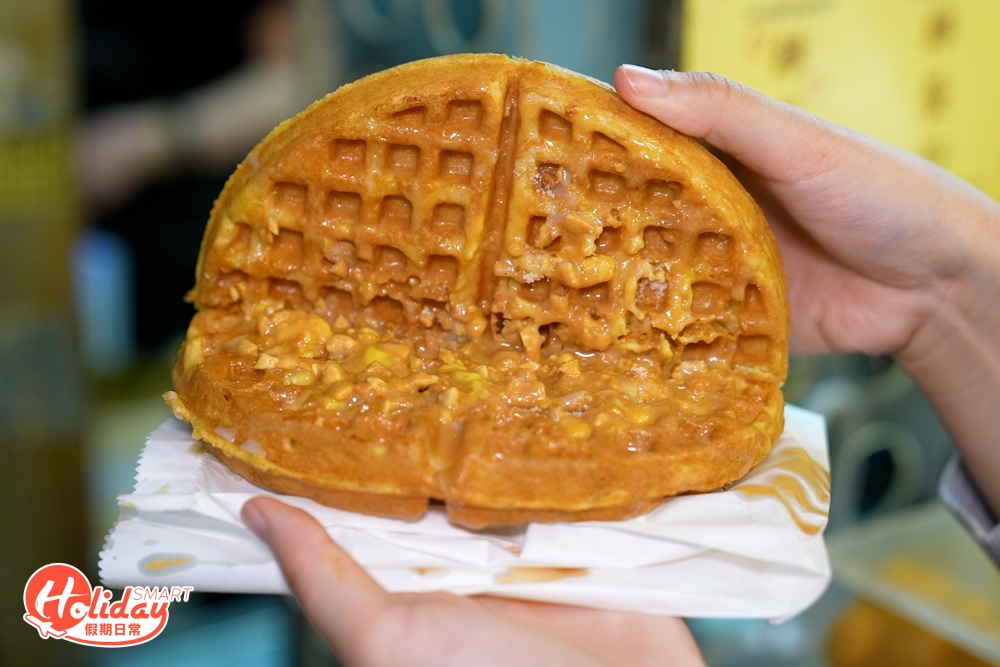 最近店家也推出了心形雞蛋仔,外層香脆,咬落也很軟熟;而格仔餅超級厚身,口感鬆軟又足料,醬料加入花生碎更增加口感!