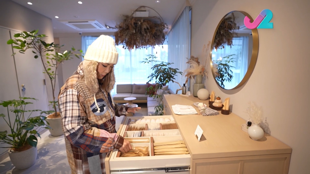 酒店大堂櫃桶擺放咗日用品。