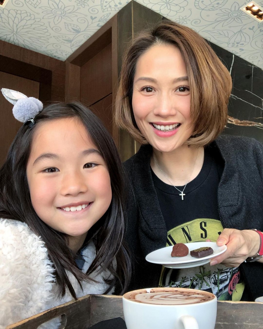 定居溫哥華嘅袁彩雲平日不時會晒同女兒嘅合照