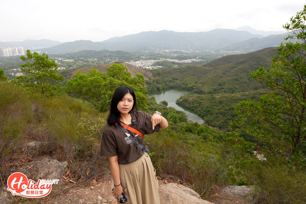 經過10分鐘的崎嶇的山路,就到達了「港版心形湖」,在高處位置可以影到水塘全貌,不妨與朋友或情人影張靚相!