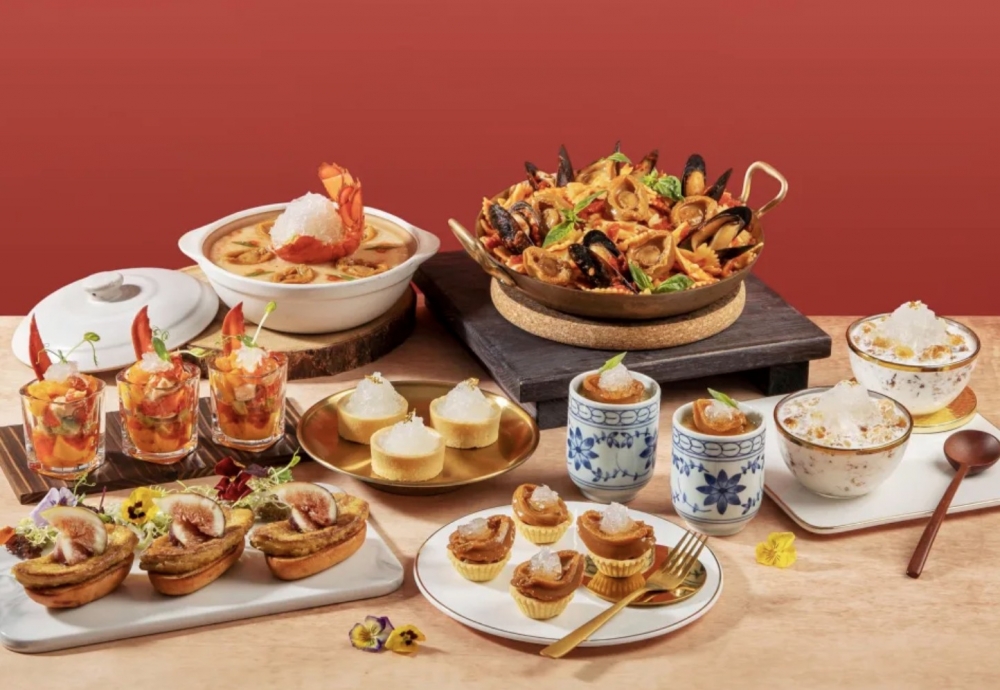 凡4人或以上惠顧「鮑燕盛會」海鮮自助晚餐，生日月份之星可免費享用，同行賓客可享85折優惠；於最少1天前預訂，可獲贈指定蛋糕一件。