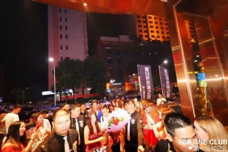 fans簇擁下入場。