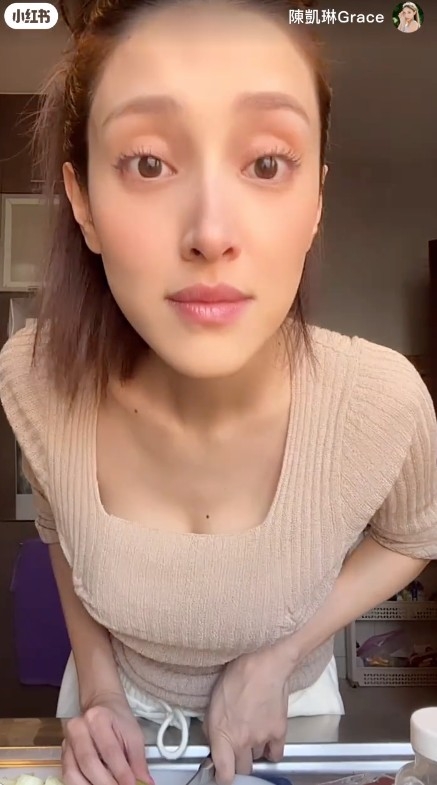 Grace仲大方靠近鏡頭，完全唔介意晒自己嘅素顏