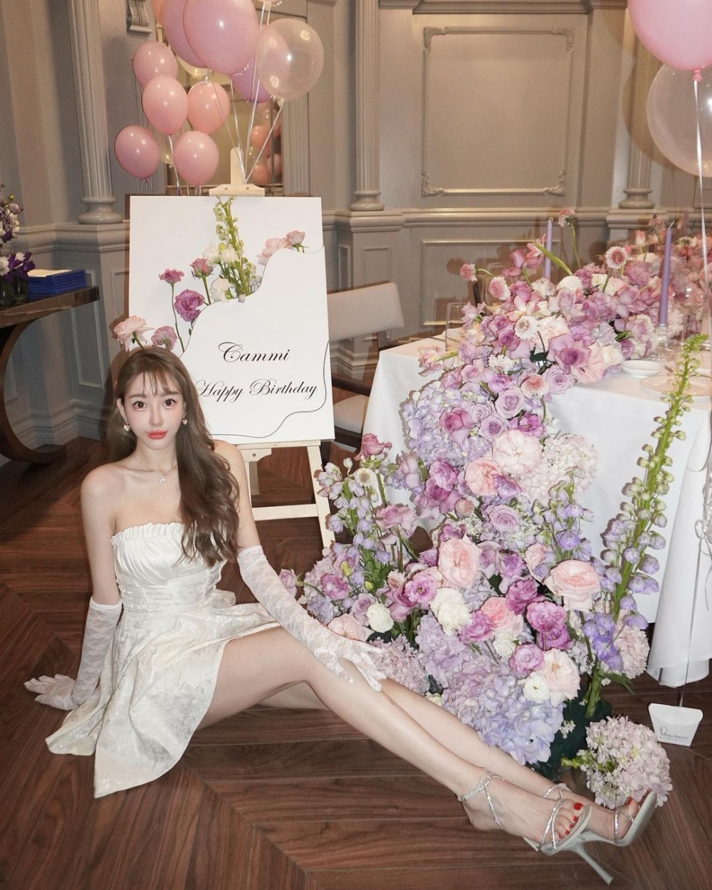 作為壽星女,Cammi當然悉心打扮,以一襲白色抹胸禮服裙現身