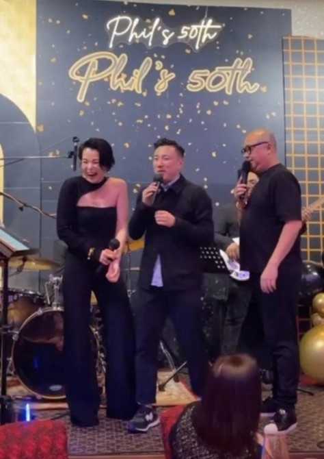 喺胡杏兒唱歌之際,阿Bob(林盛斌)同崔建邦突然自薦行上台欲與胡杏兒一齊唱歌