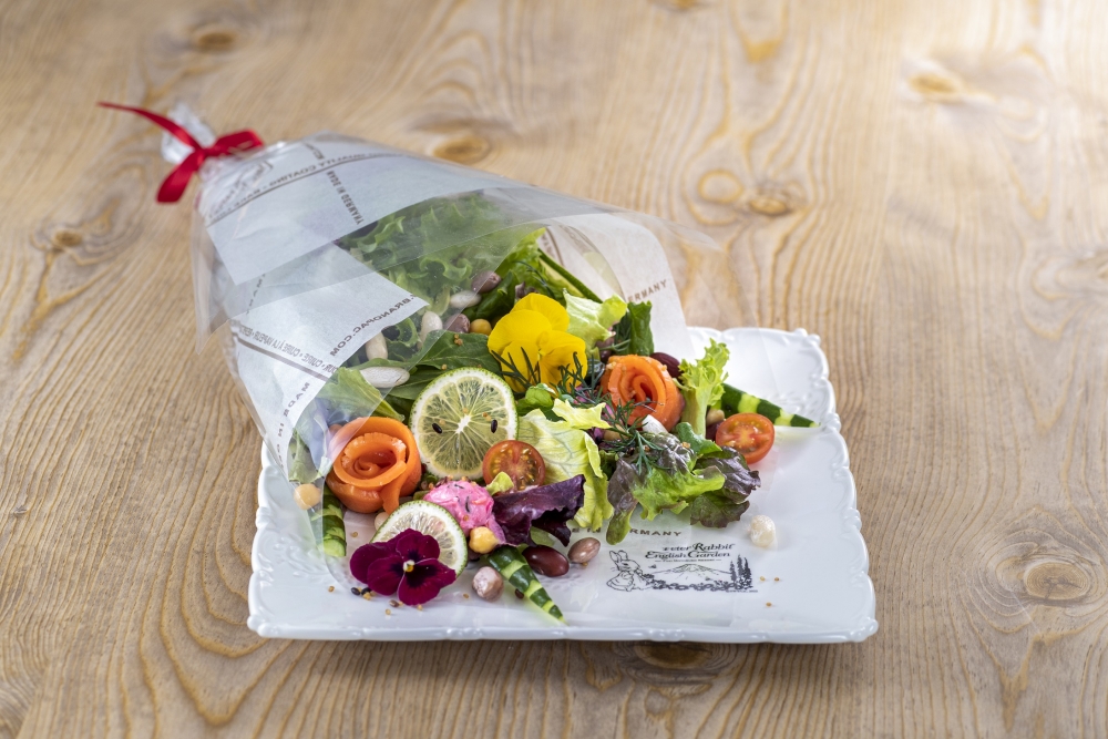 餐點加入各式各樣的蔬果、花卉，營造出繪本裡的花花世界～