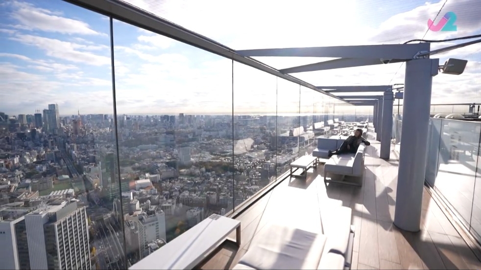 休息區面向玻璃。