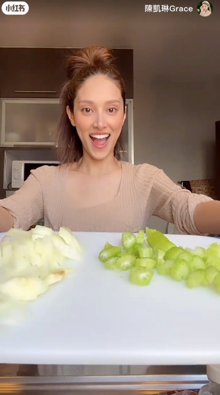 Grace未有打扮，以真實髮型同素顏look出鏡。