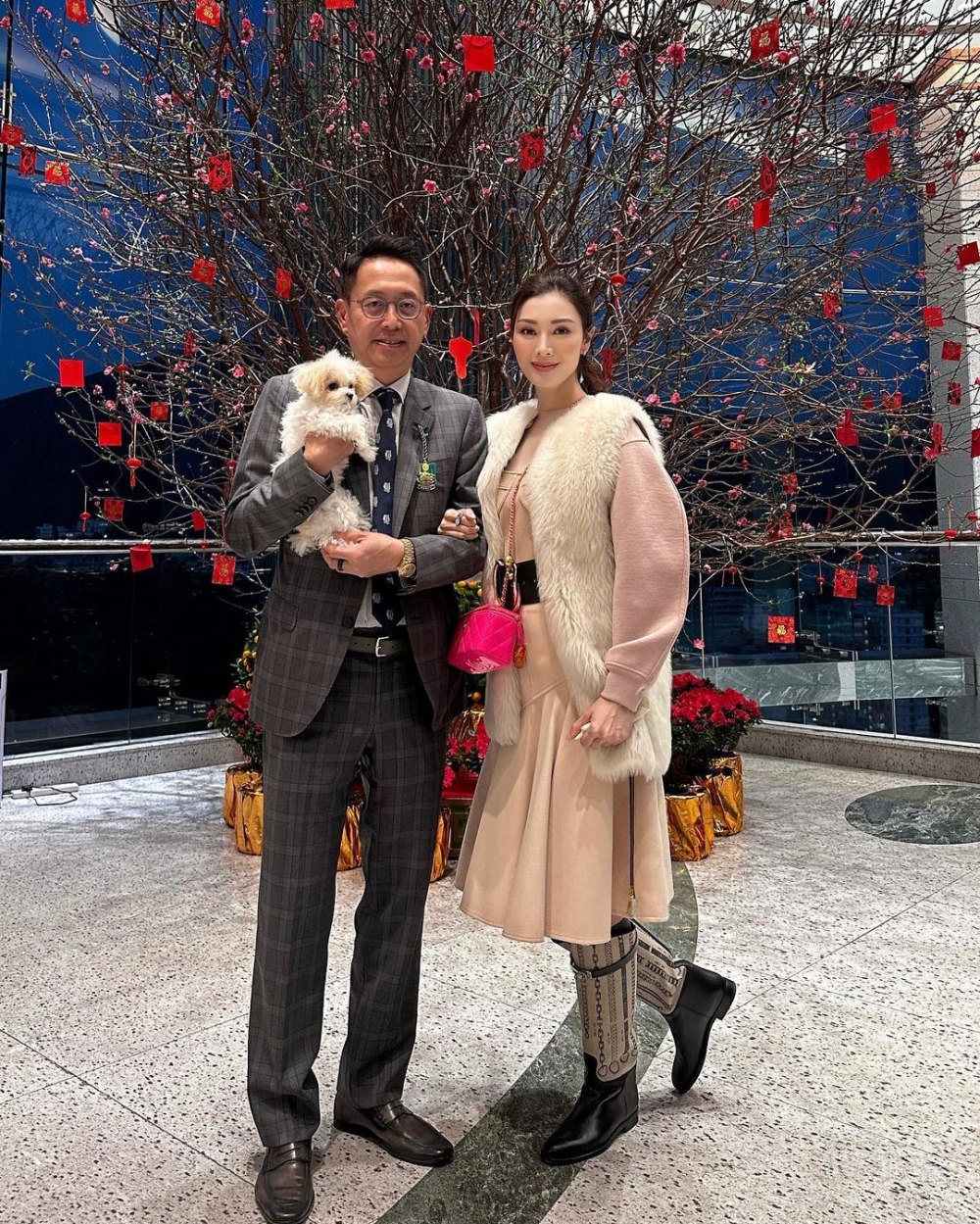 另一身造型則係粉色連衣裙襯黑色粗belt，外搭毛毛背心，腳上著咗長筒靴