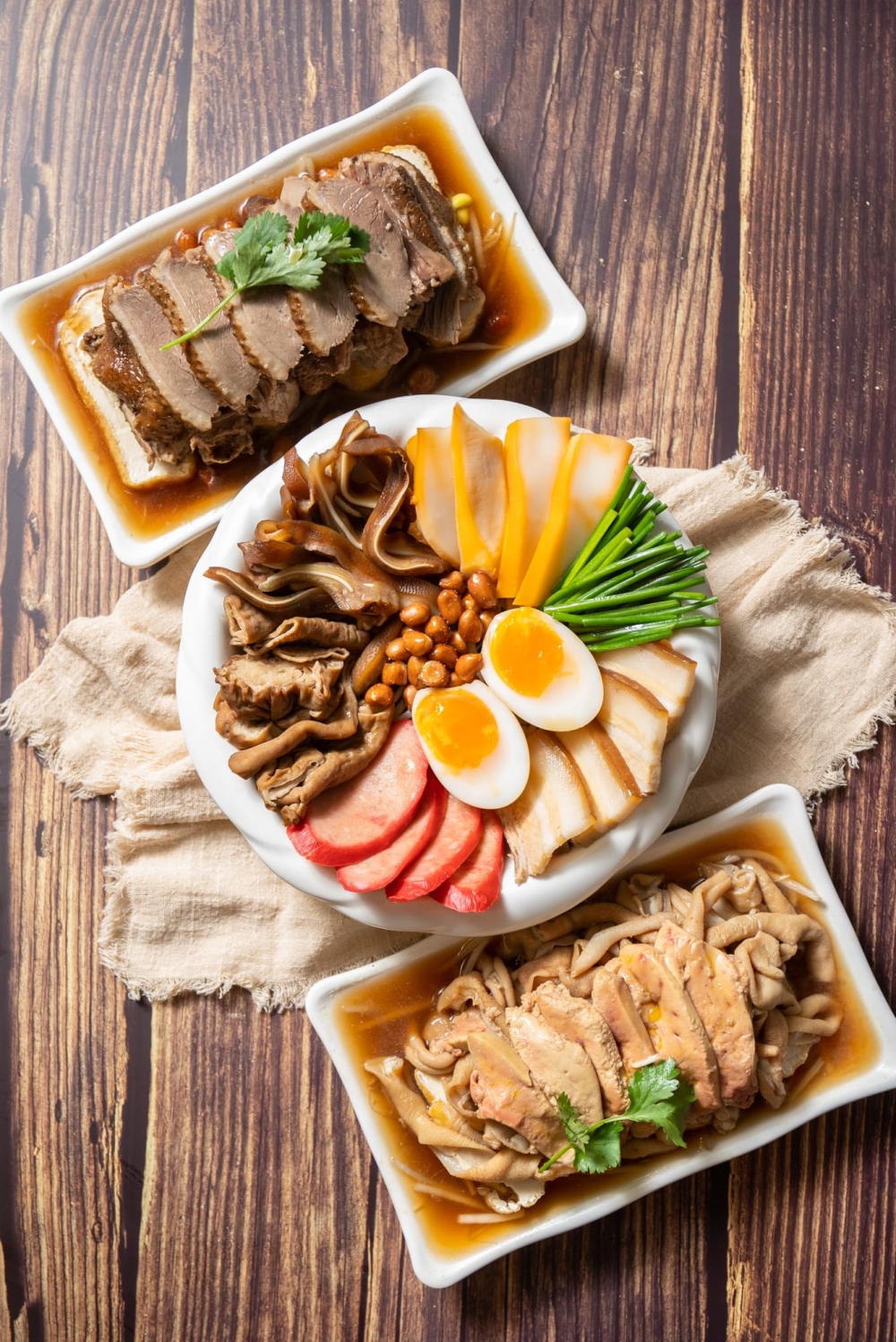鹵水拼盤包含紅腸、雞蛋、豬耳、墨魚片、豆腐、豬大腸及韭菜花等~
