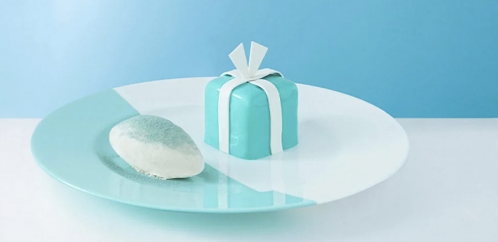 於生日月內訂座凡兩位或以上於咖啡店中惠顧各一份全日供應菜單上的三道菜套餐，即可免費享用一份迷你 Blue Box Cake，以及到全港最大Tiffany & Co.旗艦店體驗導覽。