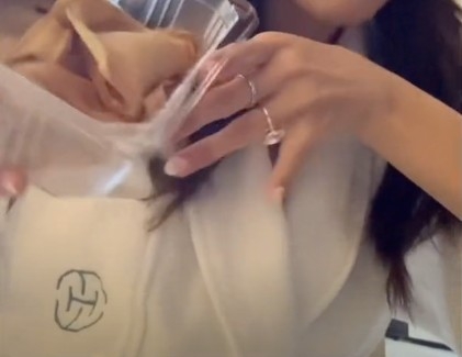 吳千語專登將粒鑽石撥向後面
