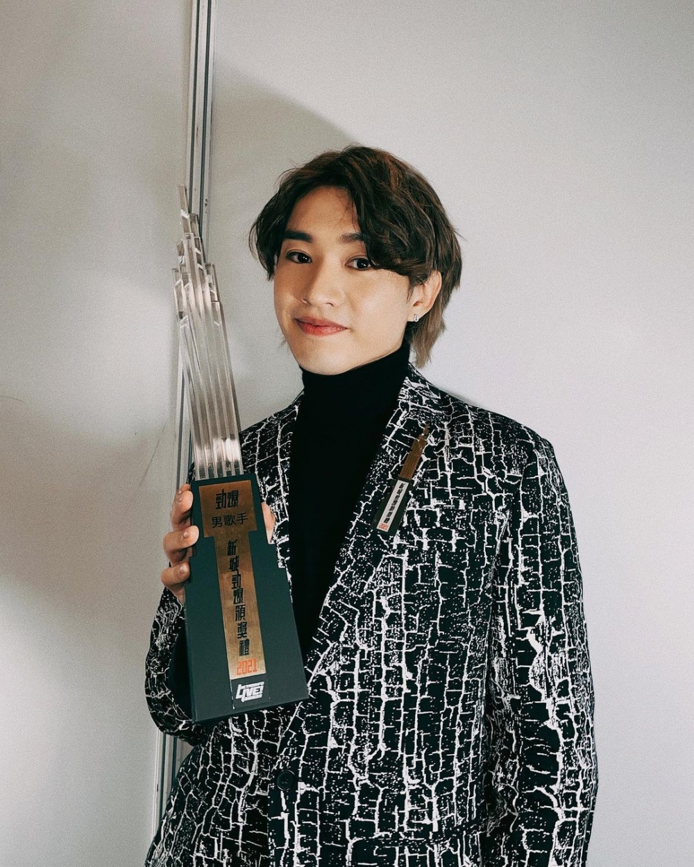 吳林峰認為Jer對輕鬆、有律動嘅歌較難掌握。