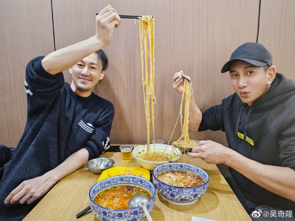 有網民就指美肌開太強，兩人的表情太膠