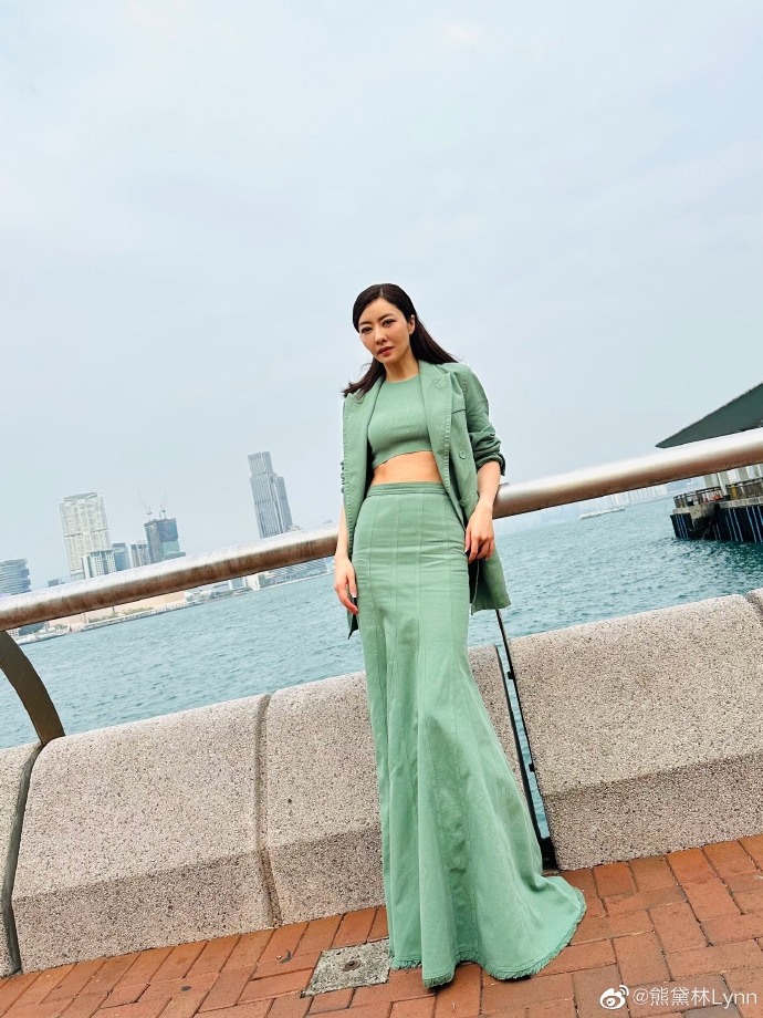 熊黛林近日就喺微博晒出近照，佢身材超fit，相中佢著短上衣，大騷腹肌，睇嚟平時都做唔少運動。