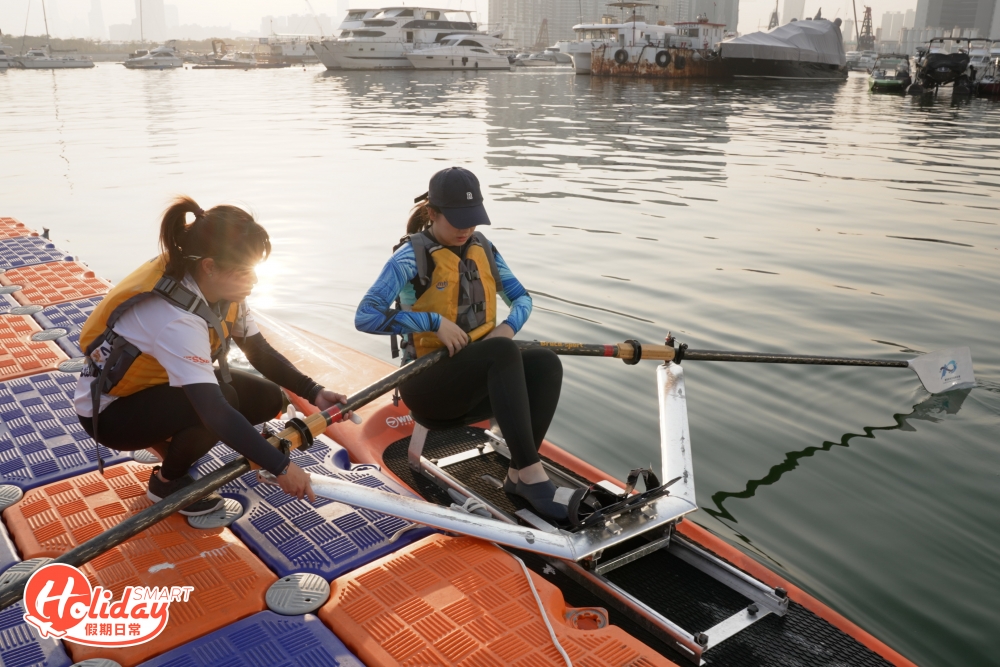 而且平板賽艇的船頭則在人的背後，所以向前或後划艇動作則要相反。