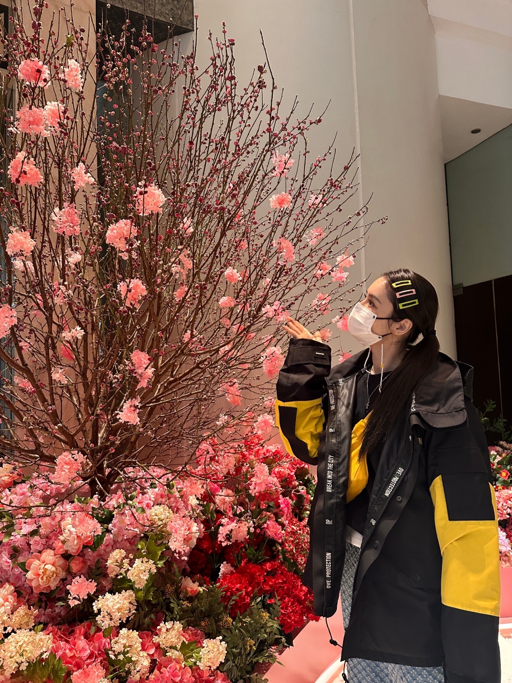 張馨月一張同花嘅合照就被指同吳千語好似