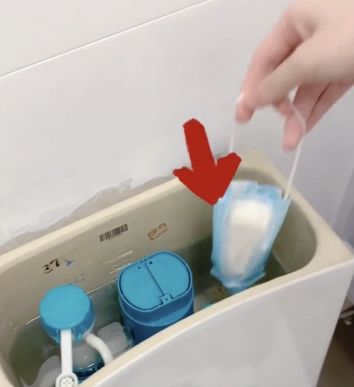 而且放入馬桶沖水位置，有助去除異味同清潔馬桶
