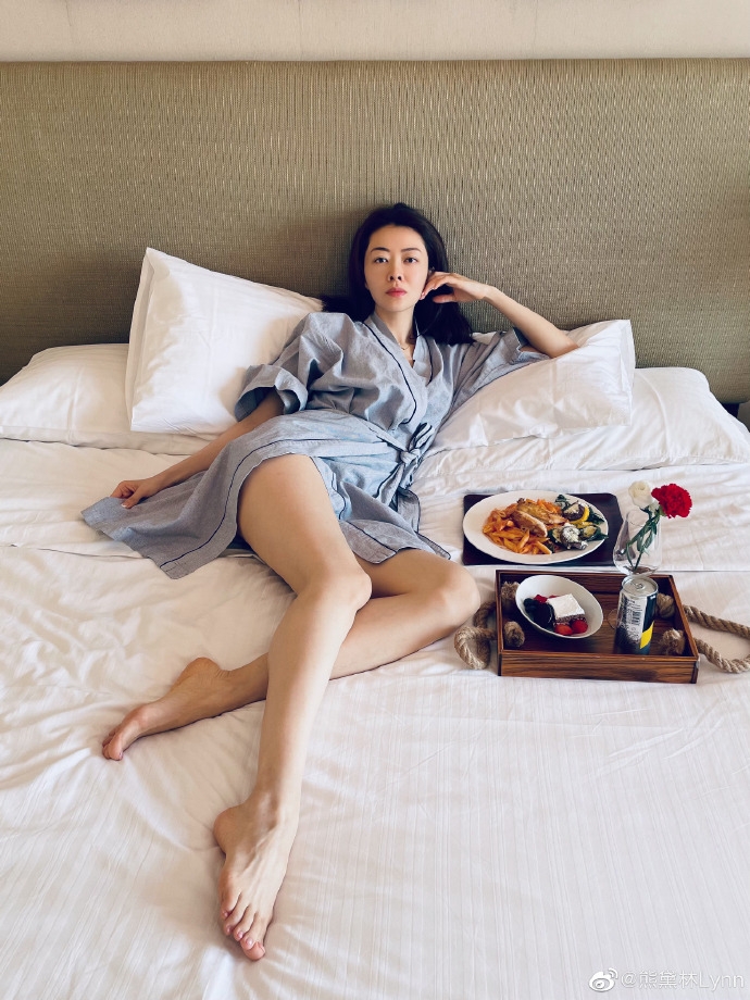 擁有一雙長腿嘅熊黛林出道以嚟都不吝嗇大騷身材。