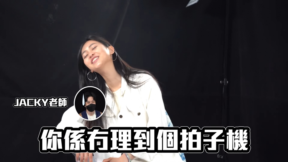 老師教郭柏妍跟拍子機唱歌。