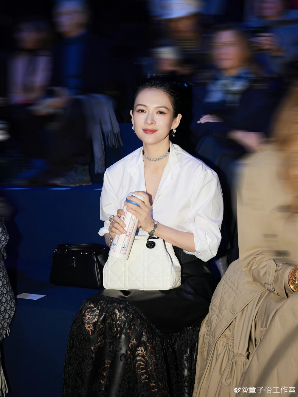 章子怡喺場內拎出保溫杯飲水。