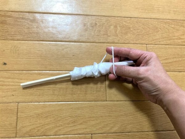 綁喺一對即棄筷子上面，再用橡筋將口罩綁緊