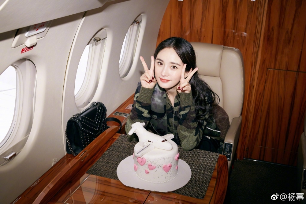 楊冪專心喺內地工作，佢吸金力爆燈，更盛傳佢身價高達50億人民幣