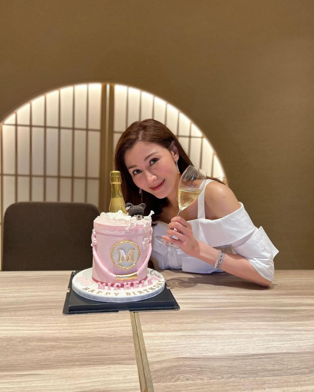 雖然睇得出李嘉欣好悉心打扮，但唔少網友直言佢啲造型「出事」