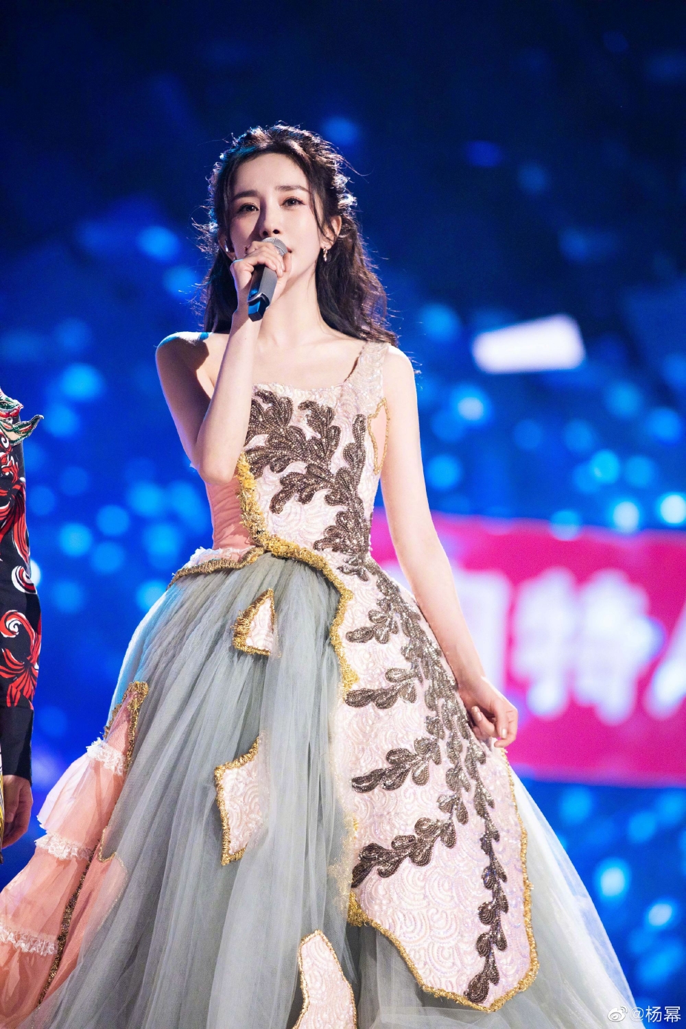 楊冪與劉愷威離婚後吸金力爆燈，穩坐內地一線女星之位。