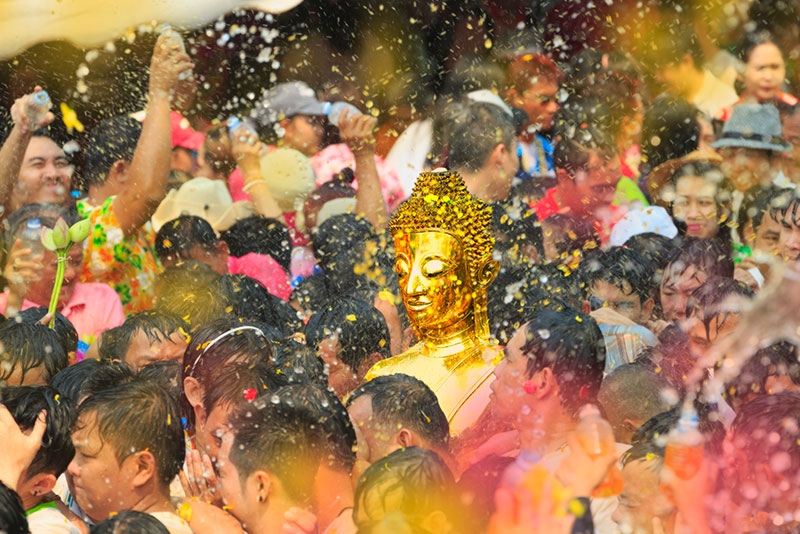 泰國潑水節係泰國新年的傳統活動,互相潑水為彼此送上祝福~
